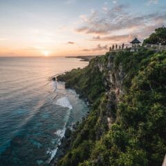Vista panorâmica da costa tropical e falésias em Guam representando a ilha no Pacífico.